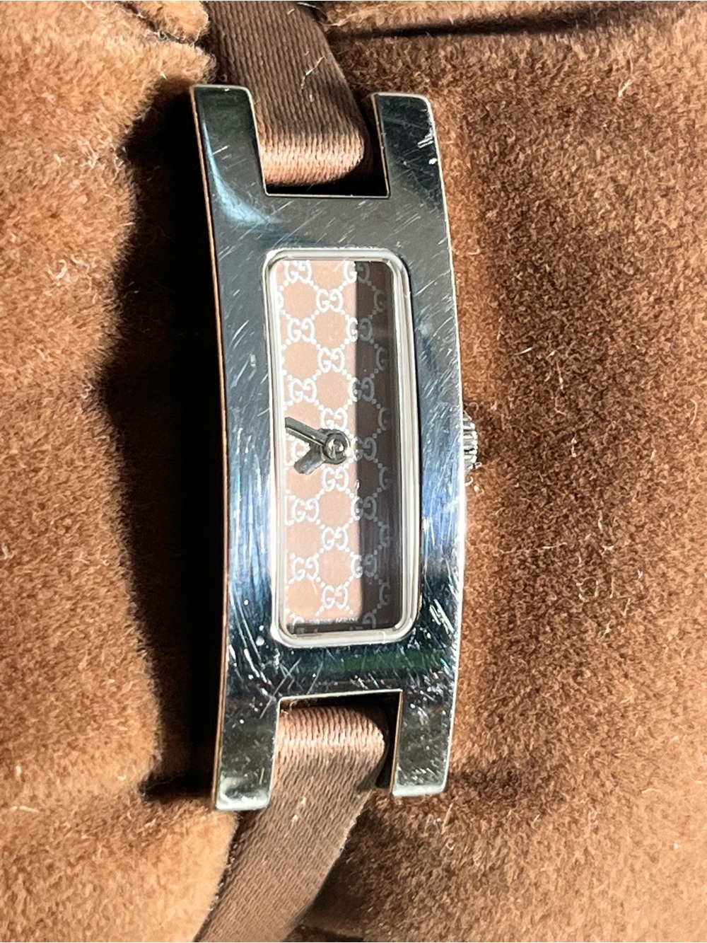 Authentic GUCCI 3900L Stainless Steel ladies pink sateen watch.